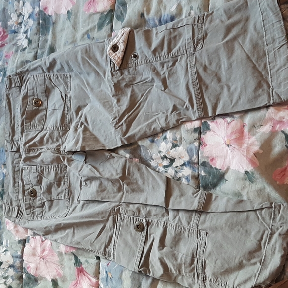 Women's cargo shorts - Picture 2 of 3